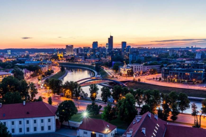 Lituania (Posición 10)<br/><br/>Un hondureño puede ir a este hermoso país europeo, y visitar lugares turísticos como Vilna, Kaunas y Trakai. Lituania ocupa la posición número 10 con acceso a 181 países con su pasaporte.