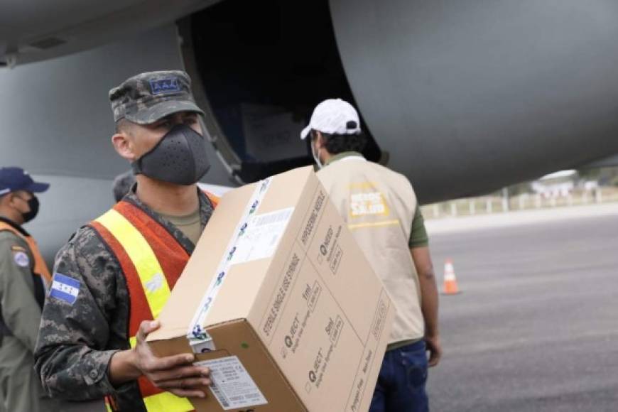 'Aterriza avión en Tegucigalpa con el lote de vacunas contra el covid-19 donadas por el gobierno de Israel, para ser aplicadas a nuestro personal de primera línea. ¡Ánimo Honduras!', fue el mensaje en Twitter del presidente Juan Orlando Hernández.