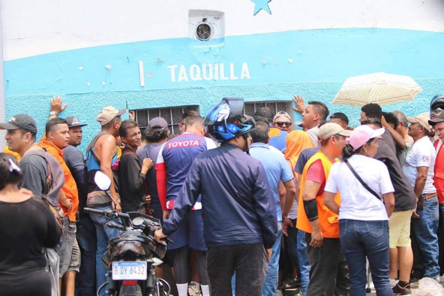 La locura y el furor de los aficionados ha sido desbordante en las afueras del estadio Nacional Chelato Uclés.