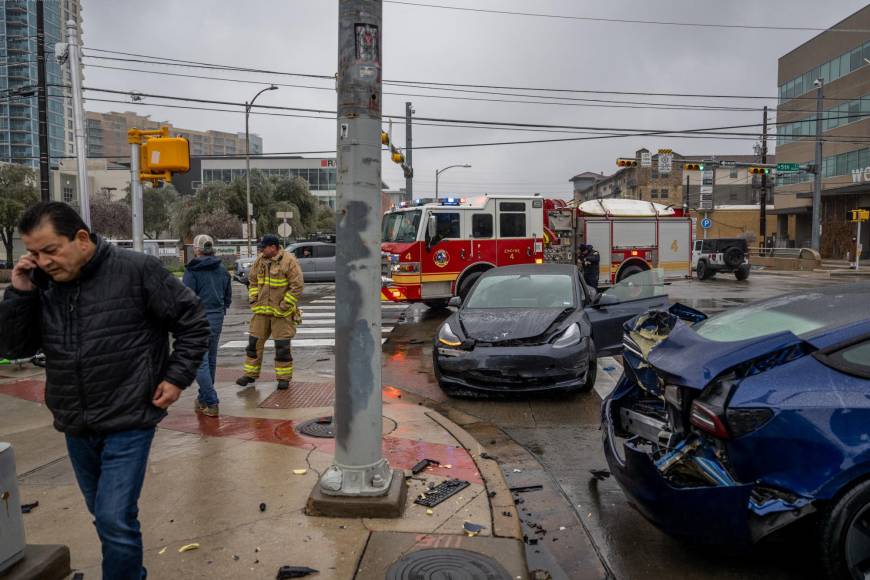 Una persona murió en una colisión de 10 vehículos en Austin, y otra falleció cuando su vehículo volcó en el área de Arlington, y tres hombres perecieron cuando el vehículo en que viajaban chocó en una ruta helada cerca de Brownfield.