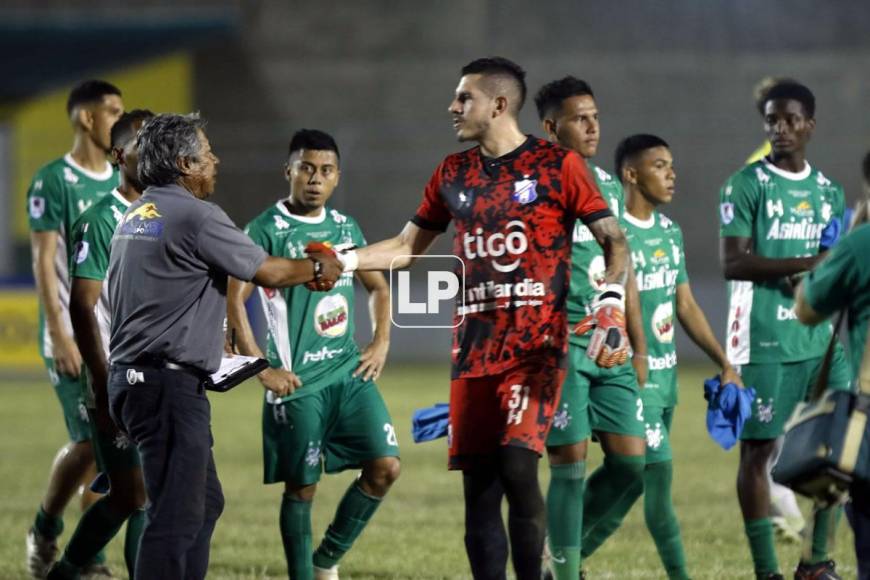 El portero colombiano Andrés Salazar también saludó a ‘Primitivo‘ Maradiaga al final del partido.