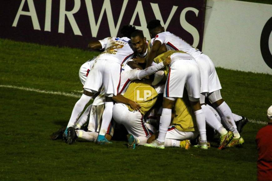 Los jugadores del Olimpia celebrando el golazo con Carlos ‘Mango‘ Sánchez.