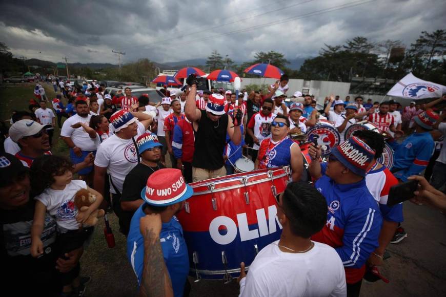 La Ultra Fiel, barra del Olimpia, montó una tremenda fiesta en la previa del partido contra el Génesis en las cercanías del estadio Carlos Miranda de Comayagua.