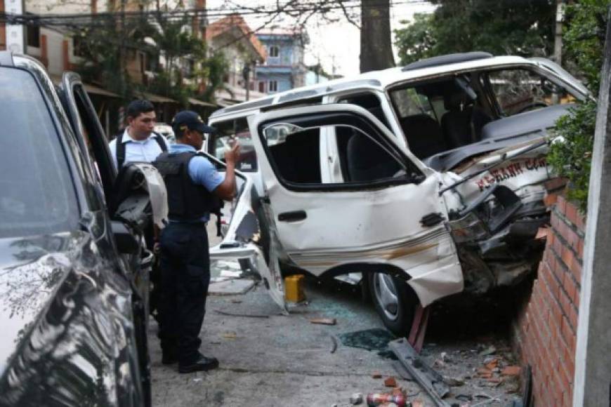 18 de Abril - San Pedro Sula<br/><br/>Este choque ocurrió entre un bus rapidito y un carro policial en la 8 avenida y 5 calle del barrio Guamilito dejando cinco personas heridas.
