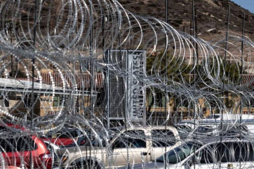 Esta mañana, las autoridades cerraron el punto fronterizo de San Ysidro para colocar 'materiales de reforzamiento de seguridad'.
