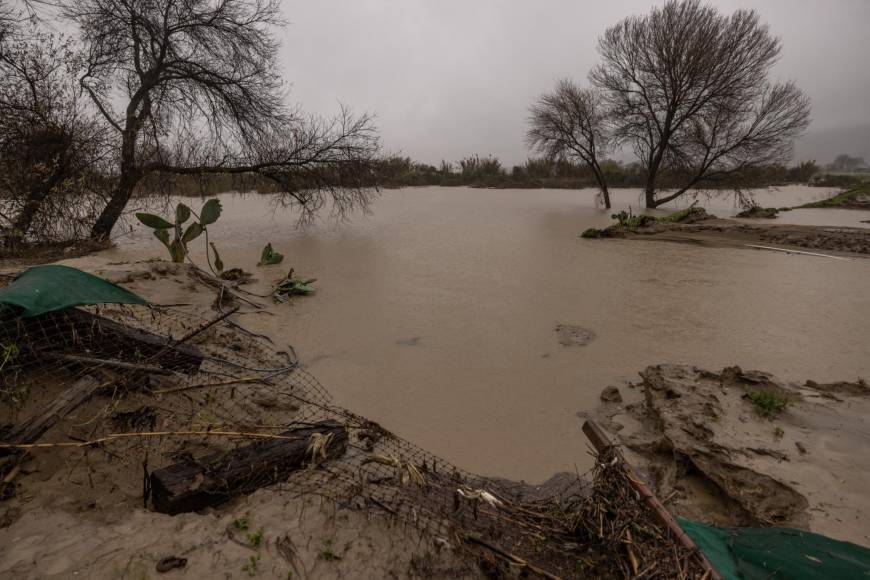 Flood waters from the Salinas River cover a field near Chualar, California, on January 14, 2023, as a series of atmospheric river storms continue to cause widespread destruction across the state. - Parts of California braced Saturday for potentially disastrous flooding and snowfalls of up to six feet (two meters), as the latest in a damaging succession of storm systems barrels in over already water-drenched land. At least 19 people are known to have died as communities struggle to cope with the constant deluge. (Photo by DAVID MCNEW / AFP)