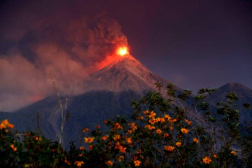 La ceniza lanzada por el volcán de Fuego cae hasta 100 kilómetros de distancia al sur del coloso, uno de los más activos y peligrosos de Guatemala.