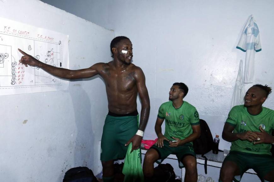 En el vestuario del Argelio Sabillón se desató la locura de los jugadores del Juticalpa FC celebrando el título del Torneo Apertura 2022 de la Liga de Ascenso.