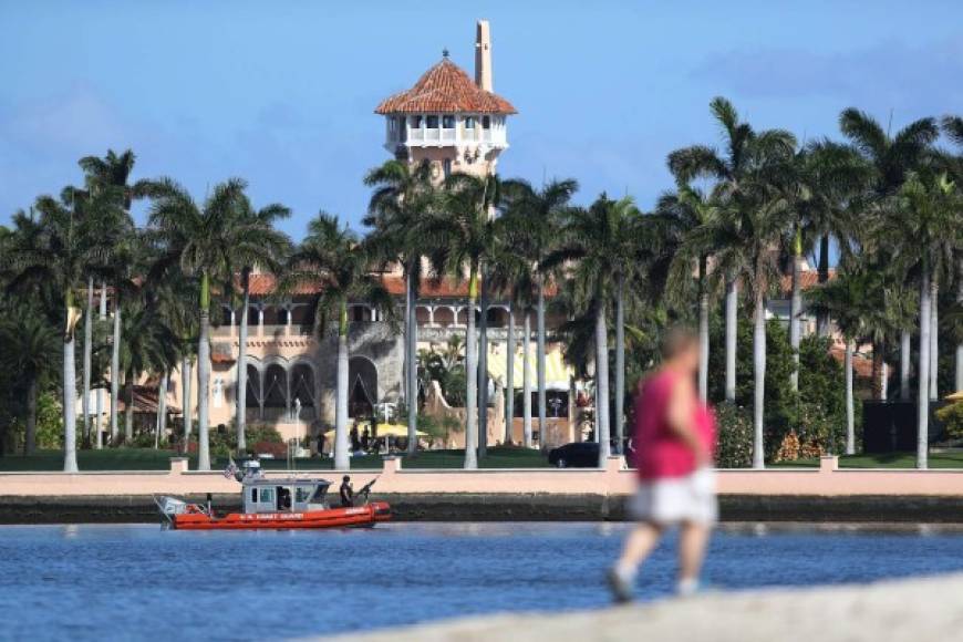 Este es el tercer fin de semana consecutivo que Trump pasa en su lujoso club privado Mar-a-Lago de Palm Beach (Florida), al que ya ha bautizado como 'La Casa Blanca de invierno'.
