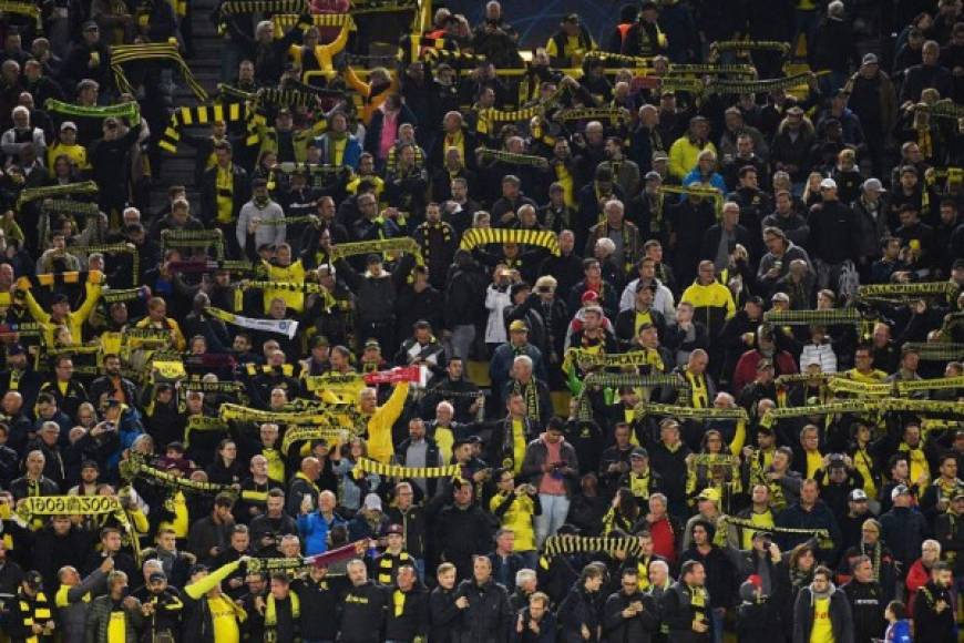 Pese al empate y que su figura Reus falló un penal, la afición del Dortmund se quedó por varios minutos tras el final del juego y ovacionó a cada de sus jugadores.