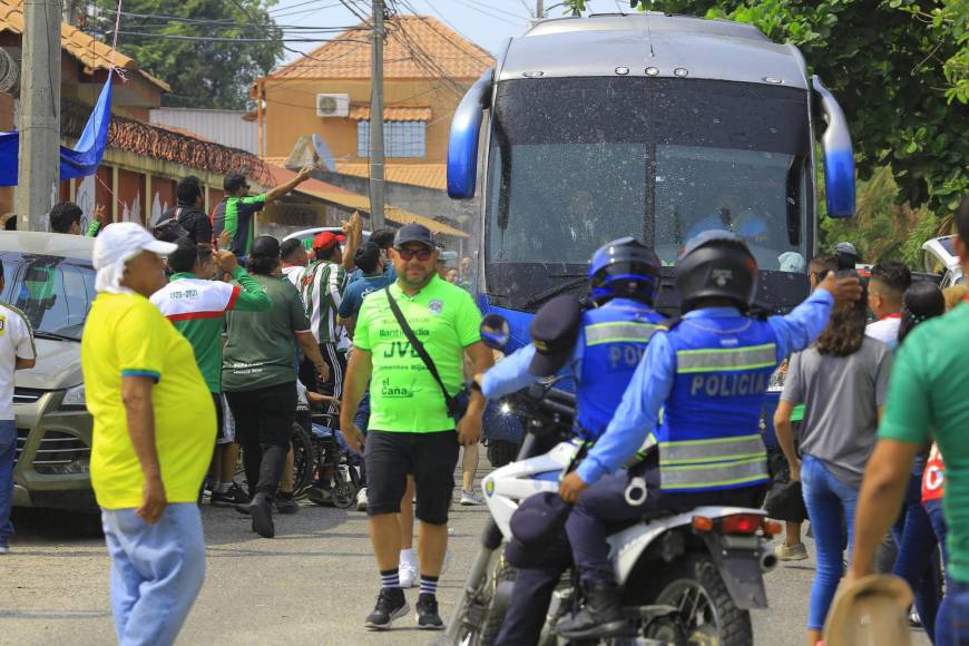 Lo negativo fue que un grupo de seguidores de Marathón atacaron el autobús donde se transportaba los jugadores de Motagua previo a su llegada al estadio.