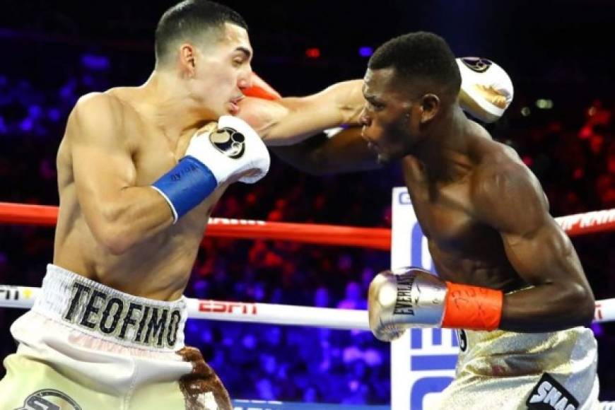 Teófimo López dio fuertes golpes al ghanés Richard Commey.