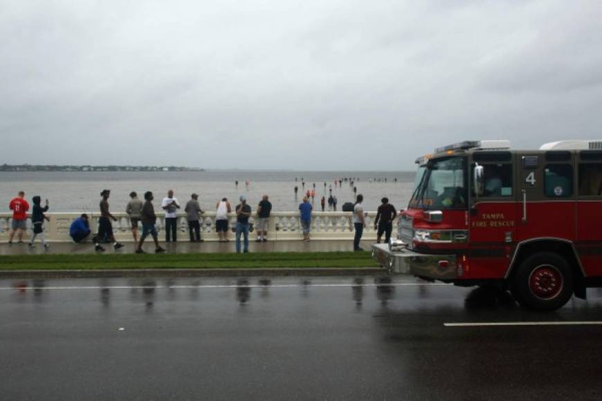 Los cuerpos de socorro llegaron a advertir a las personas que se alejaran de la bahía.