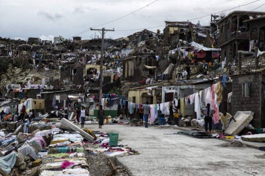 Matthew, el huracán más potente del Caribe en la última década, arrasó el sur de Haití el 4 de octubre, llevándose consigo al menos 573 vidas y dejando atrás una estela de destrucción con más de 175,000 desplazados y dos millones de damnificados, conforme a datos de Naciones Unidas. Es considerado el huracán más fuerte que ha afectado el área del Caribe desde el huracán Félix en 2007. La organización internacional estimó que de esos dos millones de haitianos -894,000 son niños-, alrededor de 1.4 millones necesitaban asistencia humanitaria y 806,000 estaban en situación de inseguridad alimentaria aguda.<br/>Matthew -en categoría 5- descargó su furia sobre los haitianos cuando aún se recuperaban en los campamentos provisionales levantados tras el terremoto de hace seis años, que derribó el 75% de las construcciones de Puerto Príncipe, la capital.<br/>Según el Fondo Monetario Internacional (FMI), los daños se elevan a 1,900 millones de dólares, lo que equivale a cerca de un cuarto del PIB del país más pobre de América. “El severo impacto del huracán Matthew sumergió al país en una nueva crisis humanitaria, mientras que Haití está aún en proceso de recuperación del devastador terremoto de 2010”, dijo Tao Zhang, director adjunto del Fondo. En noviembre, el FMI acordó una asistencia de 41.6 millones de dólares para ayudar a Haití a enfrentar sus obligaciones tras el paso del huracán.<br/><br/>En Estados Unidos, Matthew dejó al menos 19 muertos a su paso por la zona costera de Florida, Carolina del Norte, Georgia y Carolina del Sur.<br/>Aunque las inundaciones afectaron a estos estados, los daños materiales fueron menores comparados con Haití y Cuba.<br/><br/>En Cuba, el fenómeno metereológico dejó un rastro de escombros, derrumbes y desolación en las zonas afectadas. Sin embargo, gracias a los programas de intervención y prevención del Gobierno cubano, Matthew pasó por Cuba sin causar ninguna víctima mortal. El huracán (categoría 4 en la escala Saffir-Simpson) impactó la porción oriental de Cuba el 4 de octubre y causó estragos en los municipios de Baracoa, Imías, Maisí, San Antonio del Sur y Yateras, de la provincia de Guantánamo. Los daños superan los 63.36 millones de dólares, de acuerdo con el cálculo preliminar mantenido aún en diciembre por la Defensa Civil, y provocó importantes afectaciones en monumentos y joyas patrimoniales. Es uno de los huracanes más destructivos en la historia de la isla.<br/>
