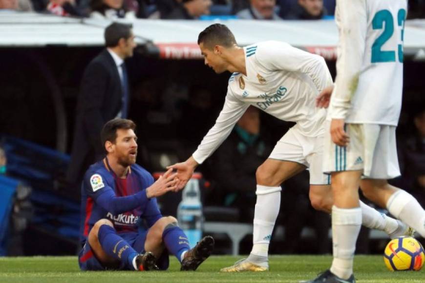 El buen gesto de Cristiano Ronaldo ayudando a levantarse a Messi del césped.