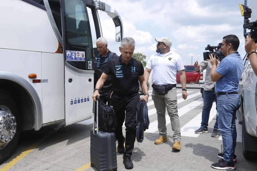 Acto seguido salió del autobús el seleccionador Reinaldo Rueda. El colombiano se mostró muy serio en su llegada.