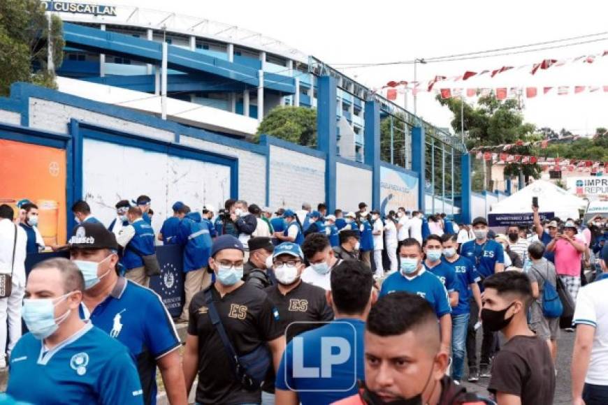 Pese a estar en plena pandemia del coronavirus, los hinchas cuscatlecos se aglomeraron para entrar al estadio Cuscatlán.