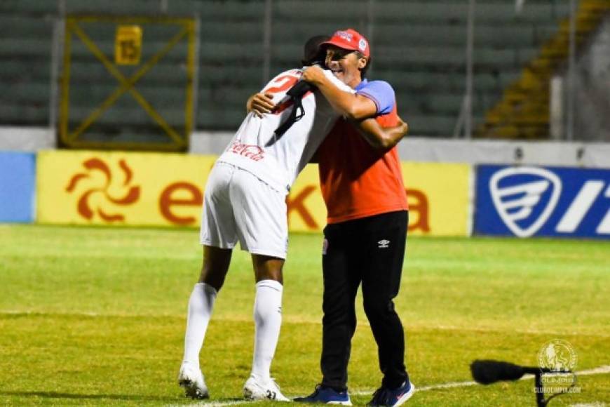 Pedro Troglio felicitó a Bengtson por su gol y se dieron un abrazo.