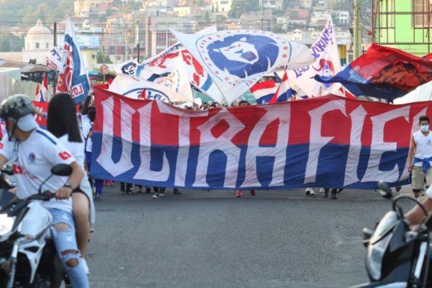 En las calles de Tegucigalpa se vivió un verdadero show gracias a los aficionados del Olimpia.