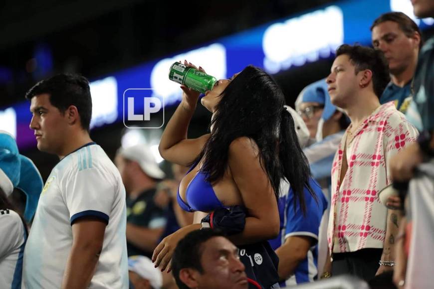 La aficionada robó muchas miradas en las gradas del estadio tras quitarse la camiseta.