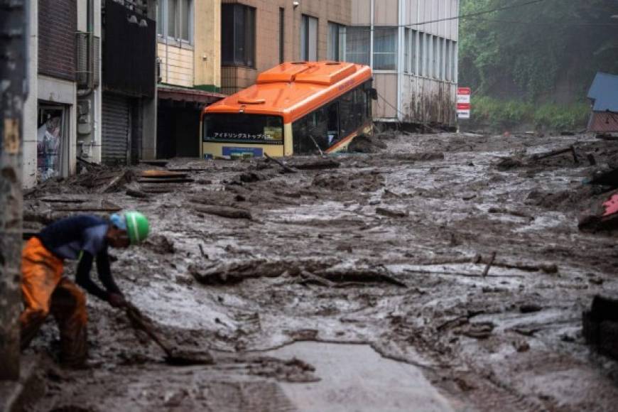 Dos personas murieron y una veintena están desaparecidas por un deslizamiento de tierra que sepultó varias viviendas en el centro de Japón tras días de intensas lluvias, indicaron las autoridades locales.