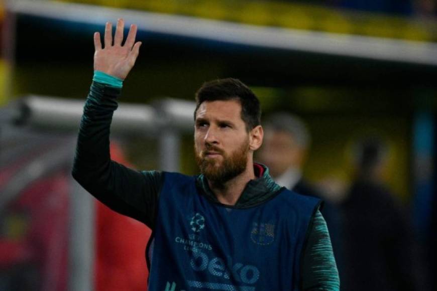 Lionel Messi fue convocado y comenzó el partido desde el banquillo de suplentes. El argentino saludó inclusive a la afición del Dortmund antes del pitazo inicial.