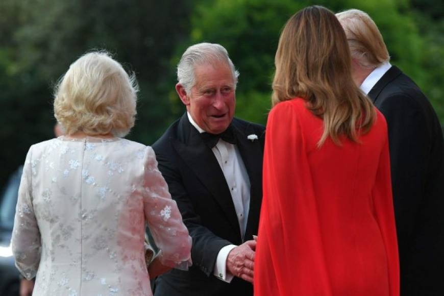 El príncipe Carlos saludó efusivamente a la primera dama estadounidense.
