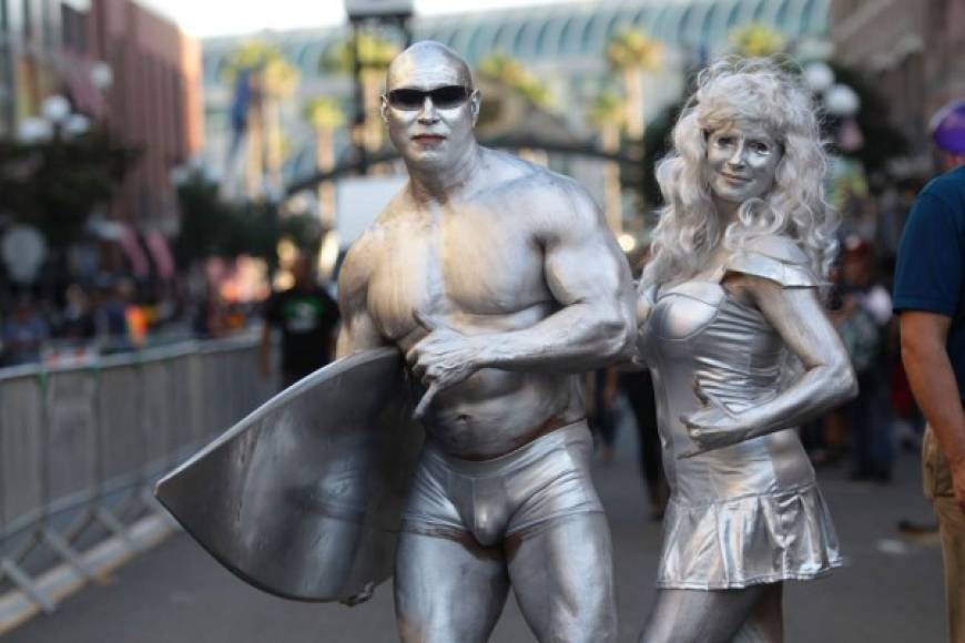 El Deslizador de Plata y su pareja pasean por la Comic Con.