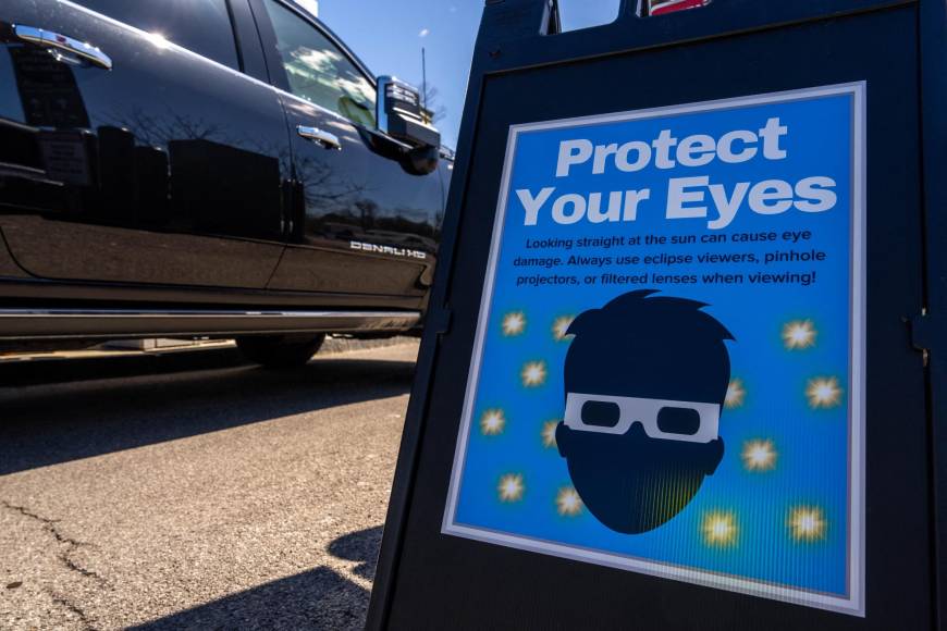 Las autoridades estadounidenses llevan semanas elaborando instrucciones de seguridad, en particular la necesidad de utilizar gafas especiales para mirar al Sol y evitar daños oculares.