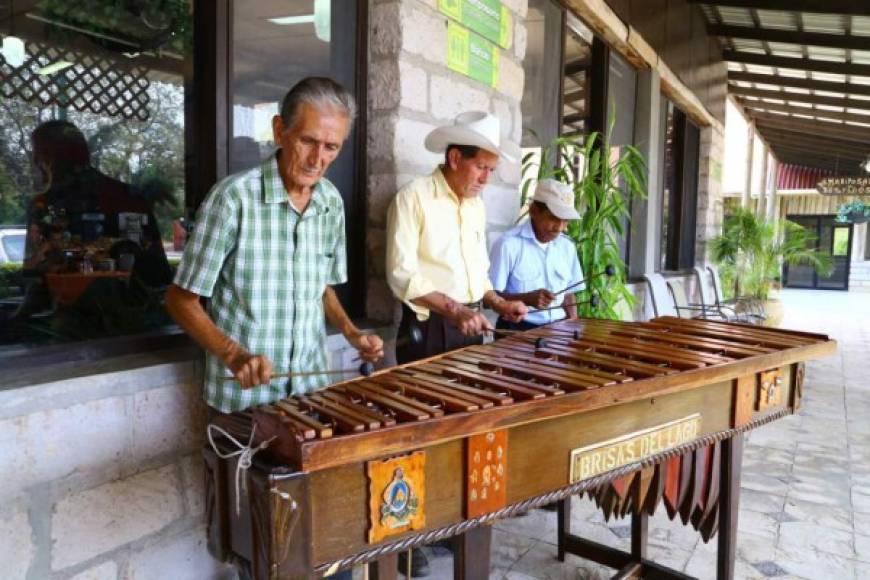 La marimba, en casi todos los destinos de Honduras, le pone ritmo a las aventuras.