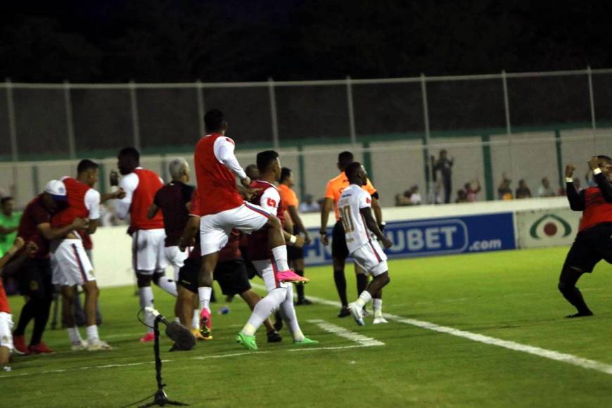 El banco de suplentes del Olimpia también gritó a todo pulmón el gol de Jerry Bengtson.