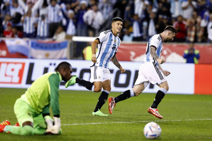 Messi entró de cambio y volvió a mostrar su olfato goleador. Acá celebrando su primer gol del partido, era el 2-0 de Argentina.