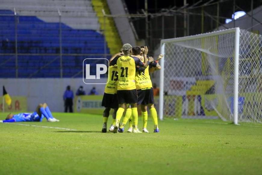 El festejo de los jugadores del Real España tras el gol de Jhow Benavídez que dio el triunfo ante la UPN.