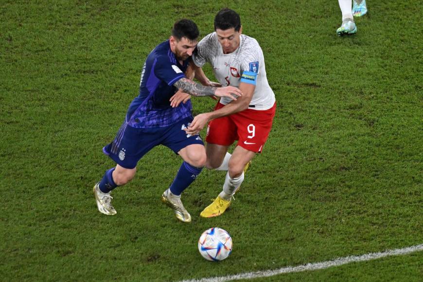 Durante el partido, Lewandowski y Lionel Messi se enfrentaron por el balón.