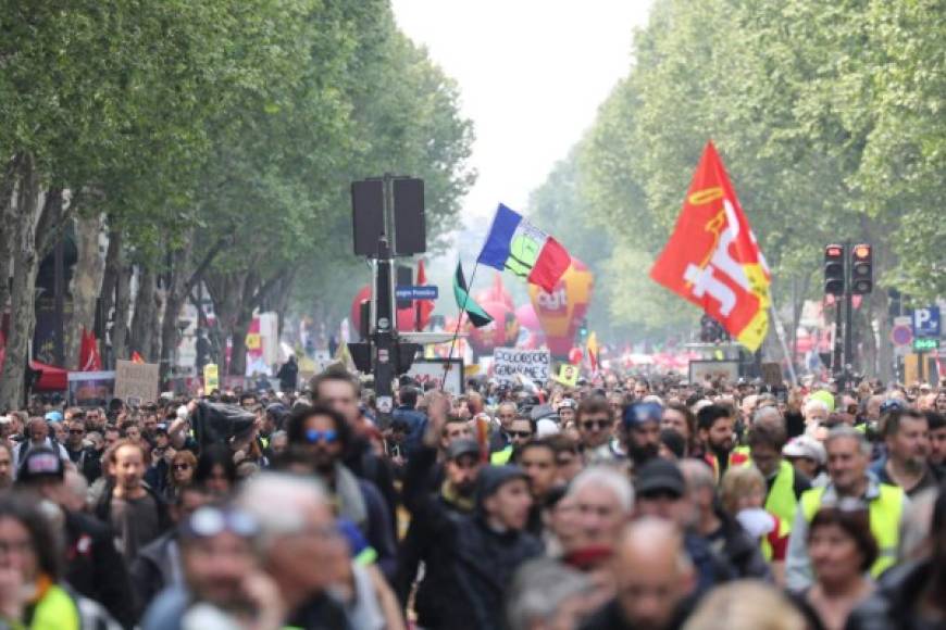 Las actividades del Primero de mayo en París incluyó también marchas más 'civilizadas' en la capital francesa, que registró fuertes disturbios durante la jornada.