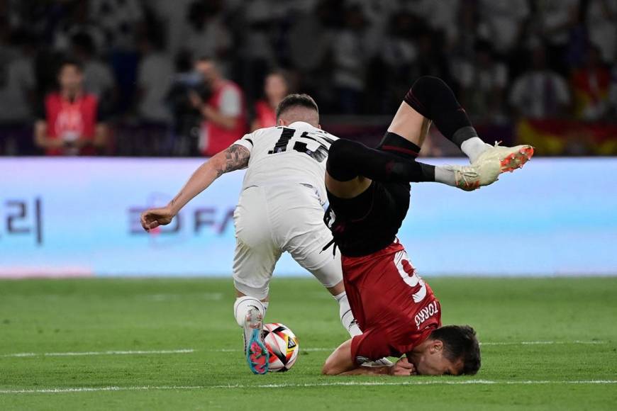 El delantero croata del Osasuna, Ante Budimir, impacta su rostro al suelo tras caer mal en una falta de Fede Valverde.
