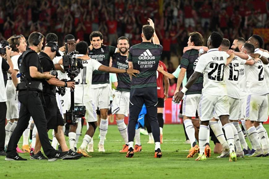 El festejo de los jugadores del Real Madrid tras el pitazo final.