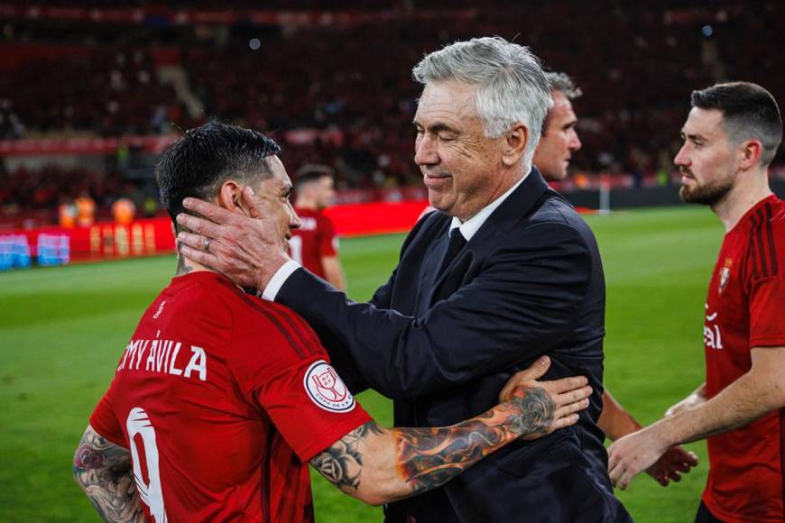 Carlo Ancelotti se acercó a saludar al ‘Chimy’ Ávila al final del partido.