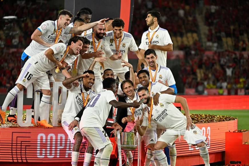 Jugadores del Real Madrid posando para una selfie de Vinicius con la Copa del Rey.