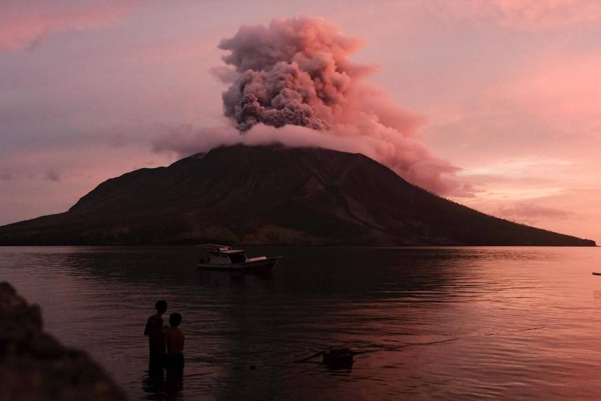 Aunque las autoridades habían afirmado este viernes que el volcán había empezado a calmarse, mantuvieron el máximo nivel de alerta (4 sobre 4), sinónimo de alta actividad volcánica.