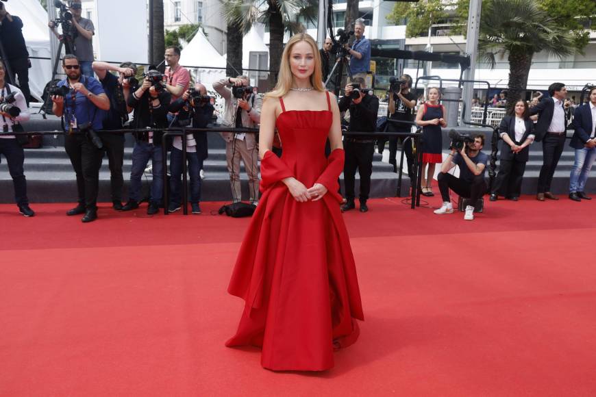 Jennifer Lawrence eligió el rojo para la premier de 'Anatomie d'une Chute (Anatomy of a Fall)'. 