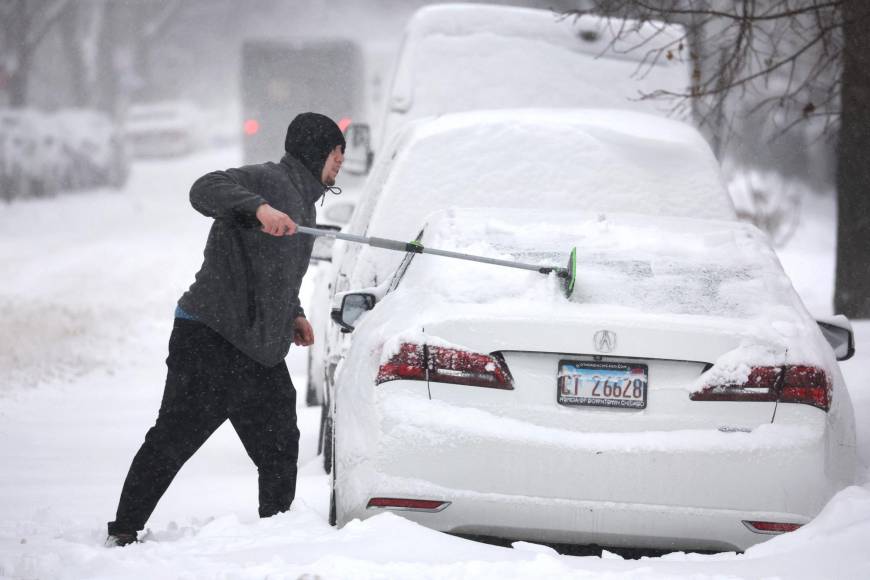 Más de 100 millones de personas están bajo advertencias de tormenta invernal que se extiende desde las Montañas Rocosas hasta Nueva Inglaterra.