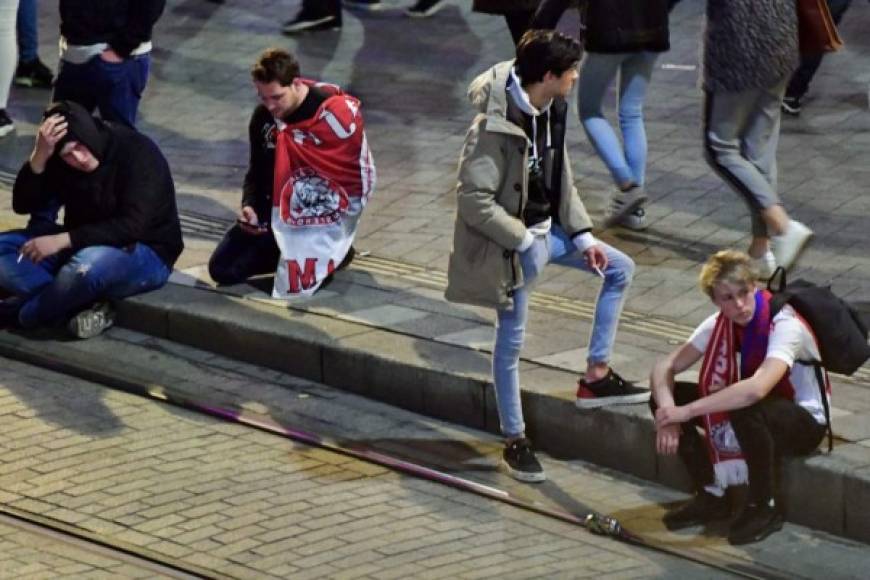 Aficionados del Ajax fueron captados llorando tras quedarse a un minuto de una nueva final de la Liga de Campeones.