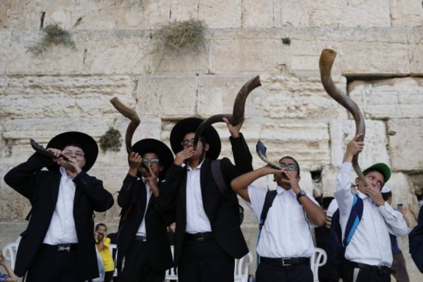 ISRAEL. El sonido de los cuernos. Varios judíos ultraortodoxos tocan el shofar antes de la celebración del Año Nuevo judío o Rosh Hashanah.