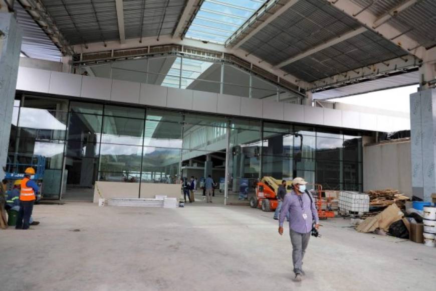 La terminal aérea, que tendrá una rampa comercial y otra de carga, genera antes de su entrada en operación alrededor de 800 empleos directos y hasta 2.500 puestos de trabajo de manera directa ya en operaciones, añadió Fleming.<br/><br/>Aseguró que Toncontín 'no se cierra, operará vuelos nacionales' y todos sus empleados tendrán 'transporte a Palmerola totalmente gratuito'.