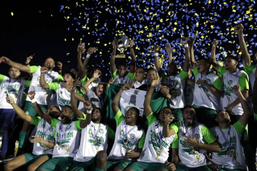 Los jugadores del Juticalpa FC festejando con el trofeo de campeones del Torneo Apertura 2022 de la Liga de Ascenso de Honduras.