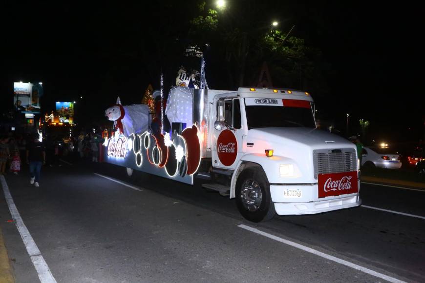 Coca Cola destacó con una carroza decorada al estilo “polar”.