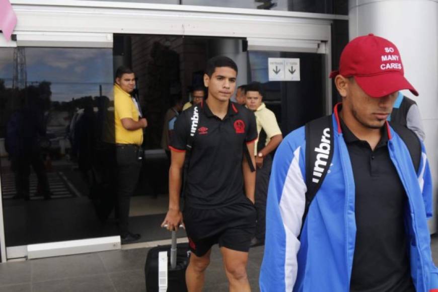 Antes del mediodía, el plantel de jugadores del Olimpia aterrizó en el aeropuerto Toncontín de Tegucigalpa y los rostros de impotencia eran evidentes.