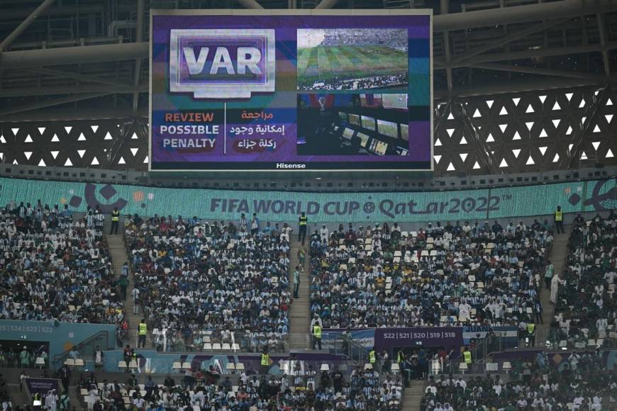 El VAR fue protagonista del partido con tres goles anulados a Argentina por fuera de juego.
