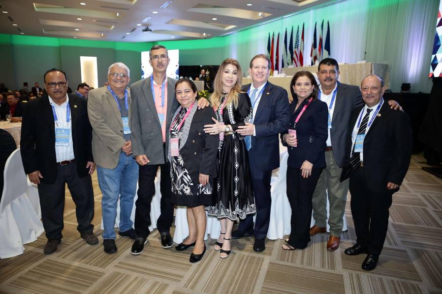 Julio Peralta, Jaime Cruz, Neftali y Rosa Arauz, Daysi y Juan Tijerino junto a Marlene y Luis Amado Cruz con Alberto Pereira